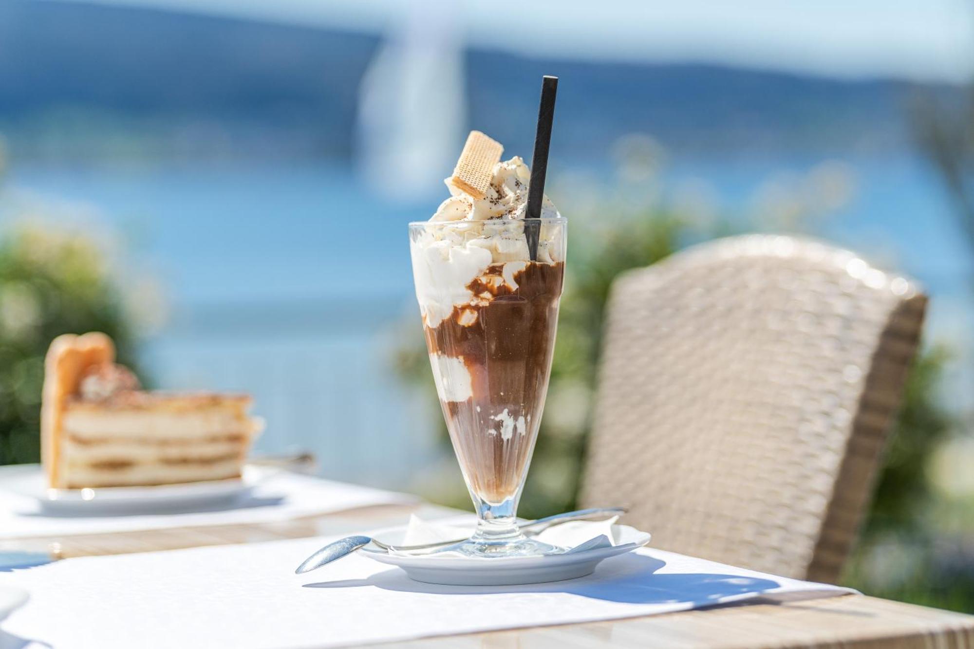 Strandhotel Loechnerhaus Reichenau Exteriör bild