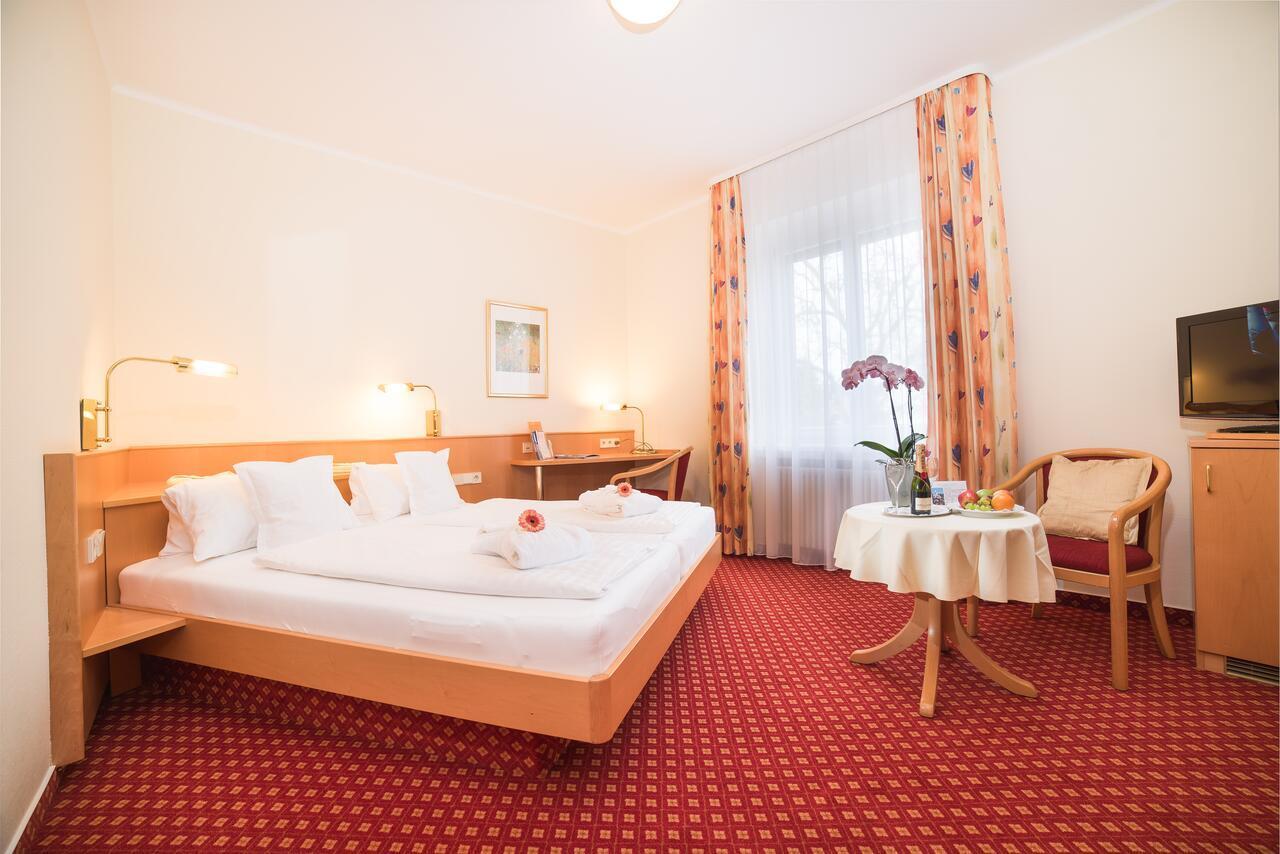 Strandhotel Loechnerhaus Reichenau Exteriör bild