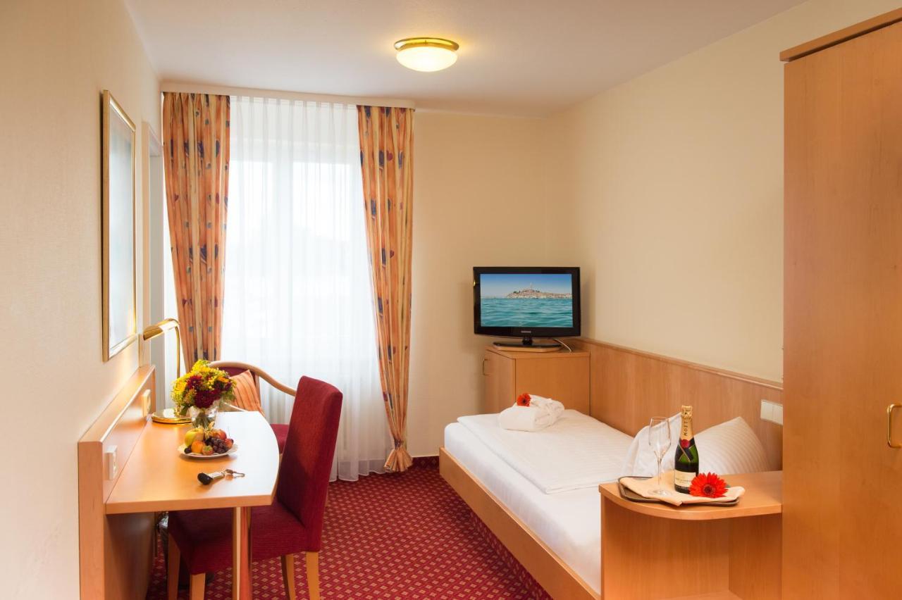 Strandhotel Loechnerhaus Reichenau Exteriör bild